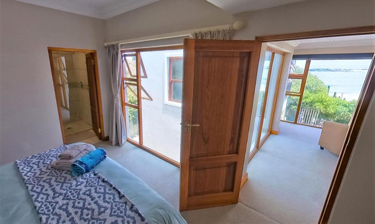 Blaauw Village Guest house Bloubergstrand