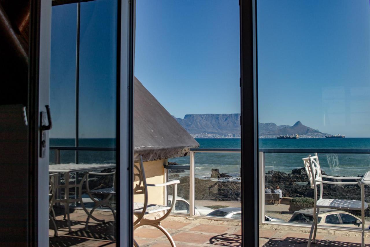 Blaauw Village Guest house Bloubergstrand